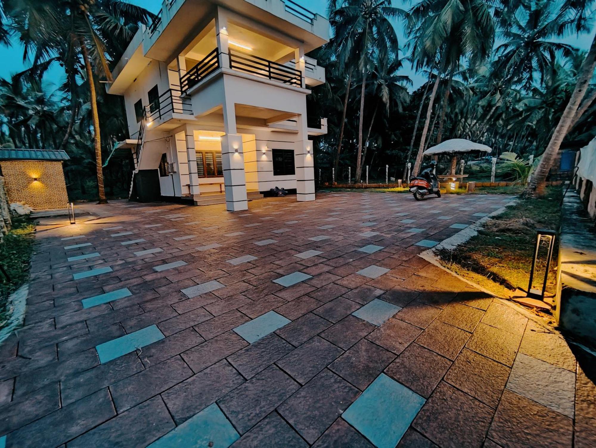 Corniche Beach Resort Mulappilangād Oda fotoğraf
